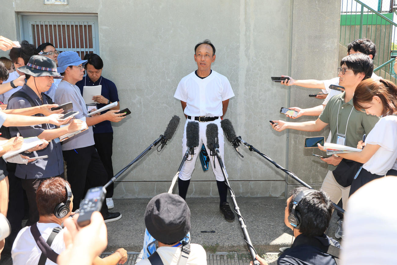 囲み取材に答える日大三・三木監督（撮影・宮崎幸一）