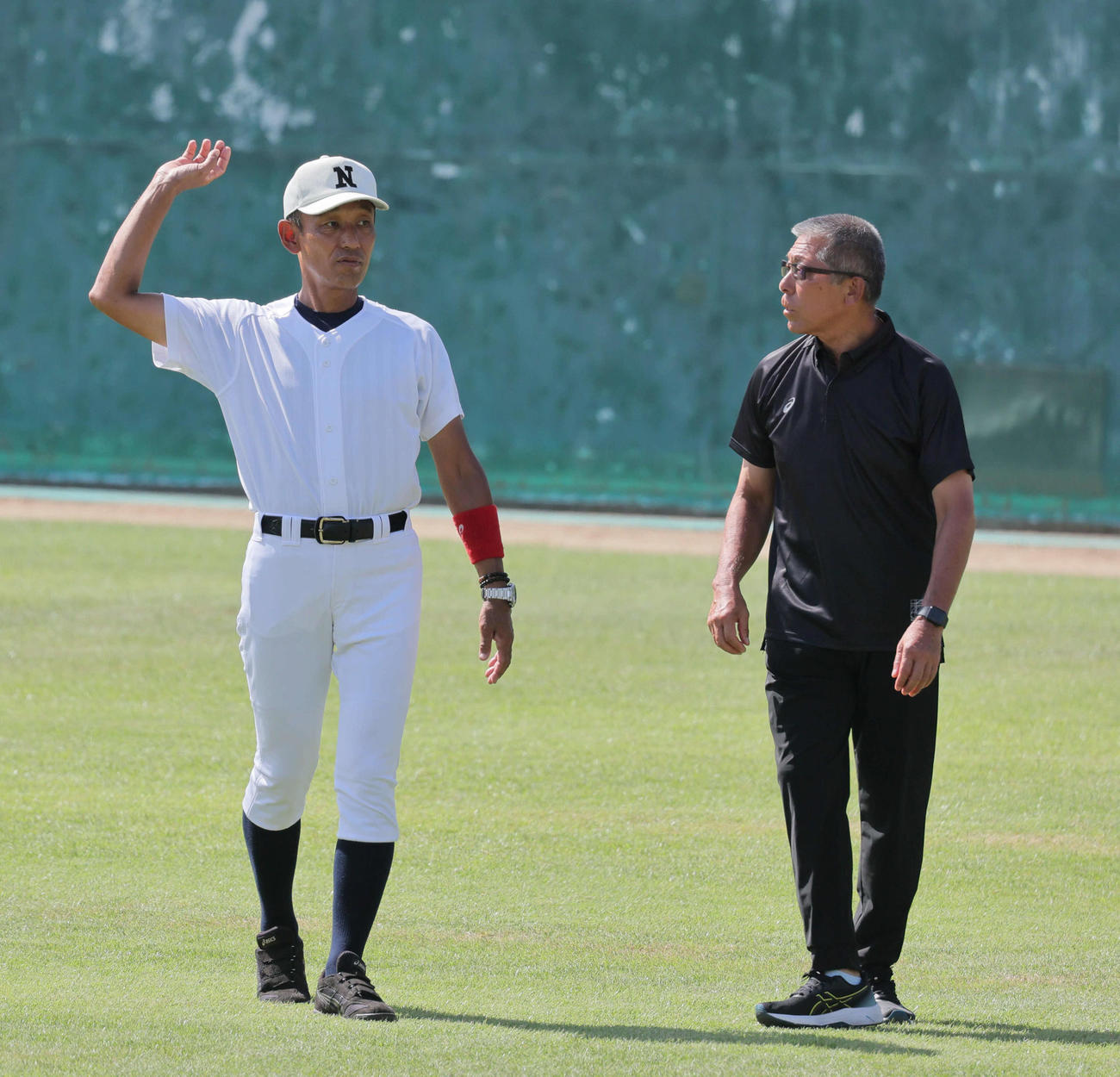 練習を見つめた日大三・三木監督と前監督の小倉全由氏（撮影・宮崎幸一）