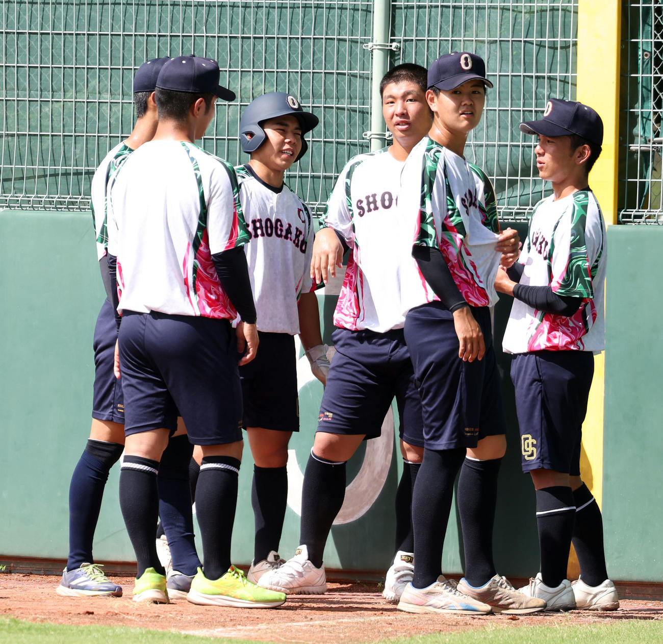 沖縄尚学・真喜志主将（左から3人目）はエース末吉（右から3人目）ら投手陣に近寄ってコミュニケーションをとる（撮影・西尾就之）