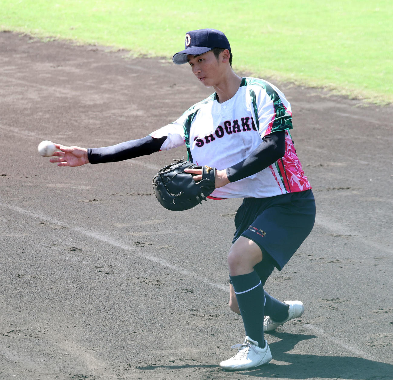 沖縄尚学の新垣瑞はノックを受ける（撮影・西尾就之）