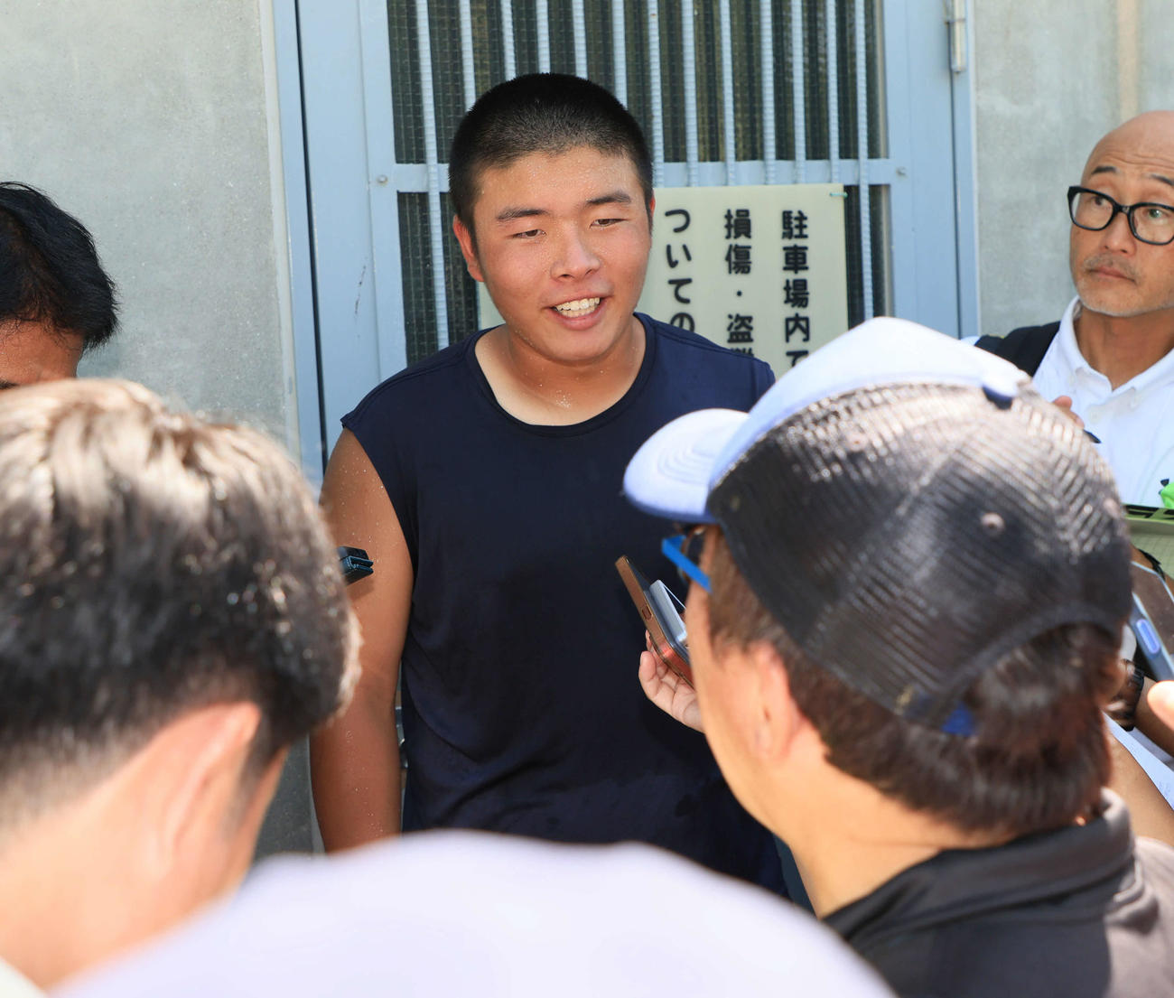 囲み取材で笑顔を見せる日大三・田中諒（撮影・宮崎幸一）