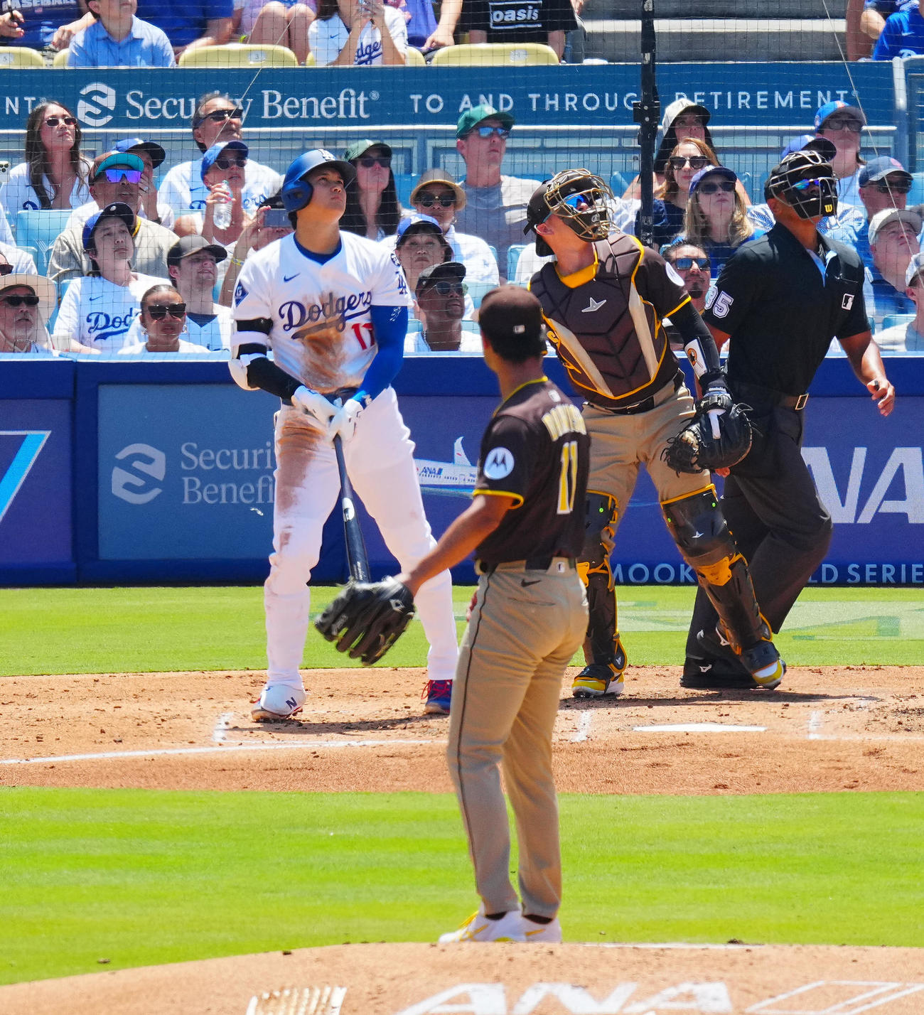 ドジャース対パドレス　2回裏ドジャース1死一塁、左飛に倒れる大谷。投手ダルビッシュ＝2025年8月17日
