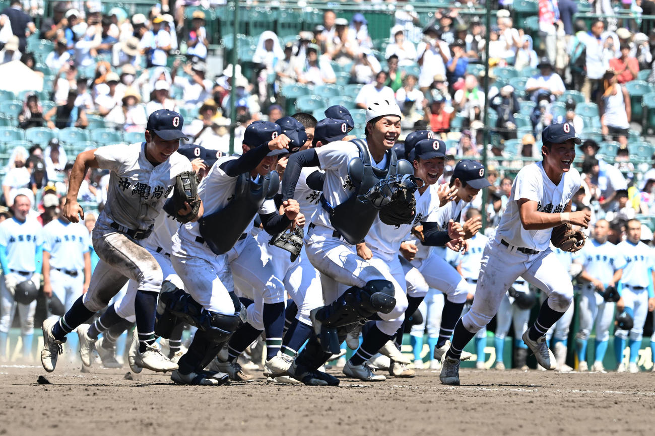 山梨学院対沖縄尚学　決勝進出を決め、応援団にあいさつに向かう沖縄尚学ナイン＝25年8月21日