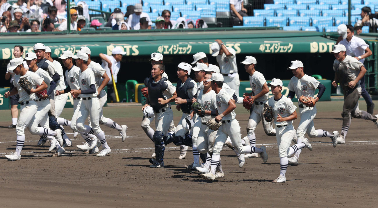 日大三対県岐阜商　県岐阜商に勝利した日大三ナインは応援団へ駆けだす＝25年8月21日