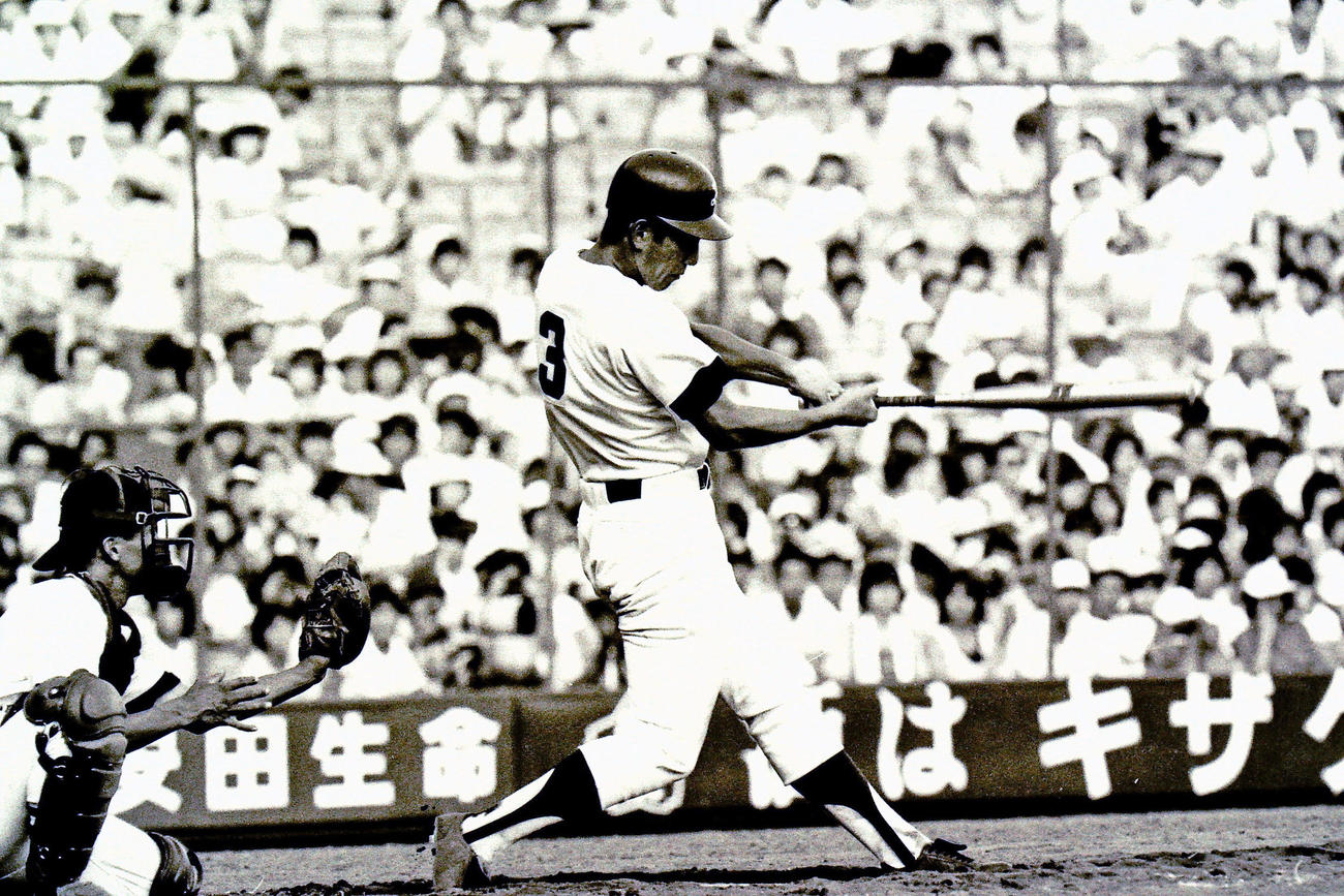 第66回全国高校野球選手権大会　PL学園対享栄　6回表、左越えに本塁打を放つPL学園・清原和博。投手享栄・稲葉太＝1989年8月10日　　