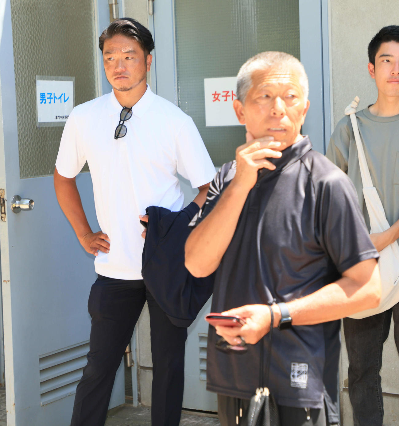 日大三の練習に姿を見せた近藤一樹氏（左）と前監督の小倉全由氏（撮影・宮崎幸一）