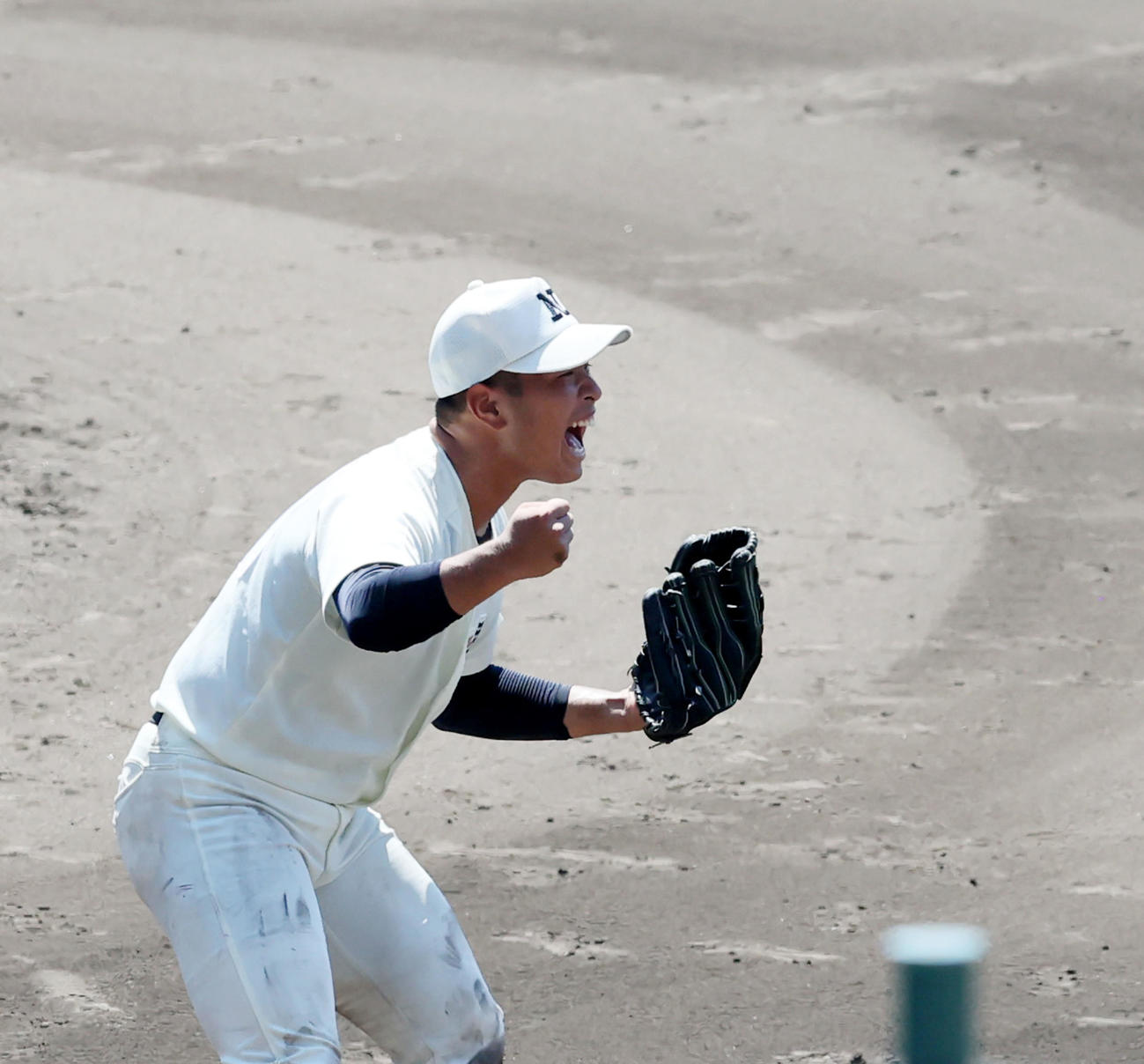 準決勝県岐阜商戦で最後の打者を打ち取りガッツポーズを見せる日大三・近藤優樹