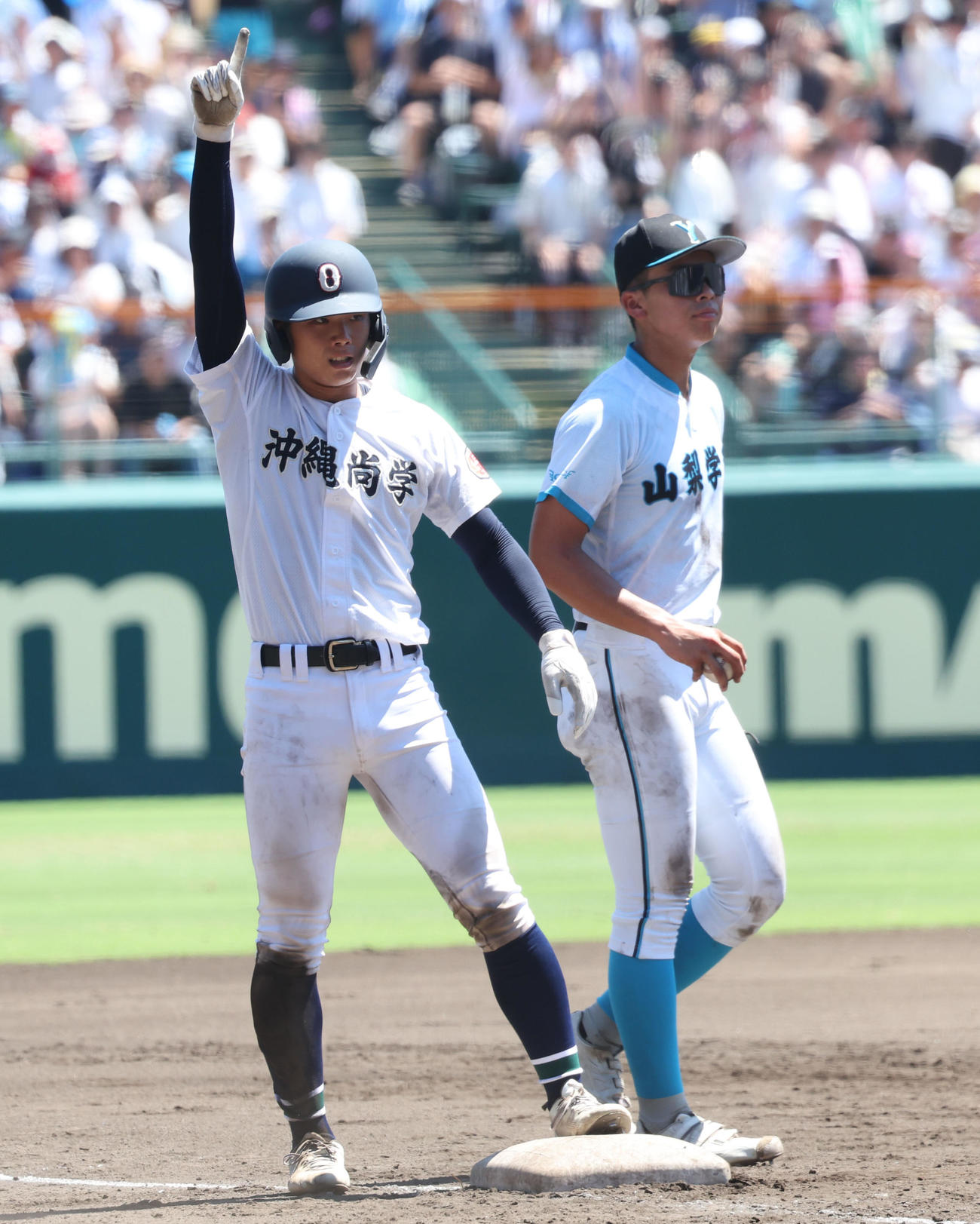 準決勝山梨学院戦で三塁打を放ちガッツポーズの沖縄尚学・宜野座恵夢
