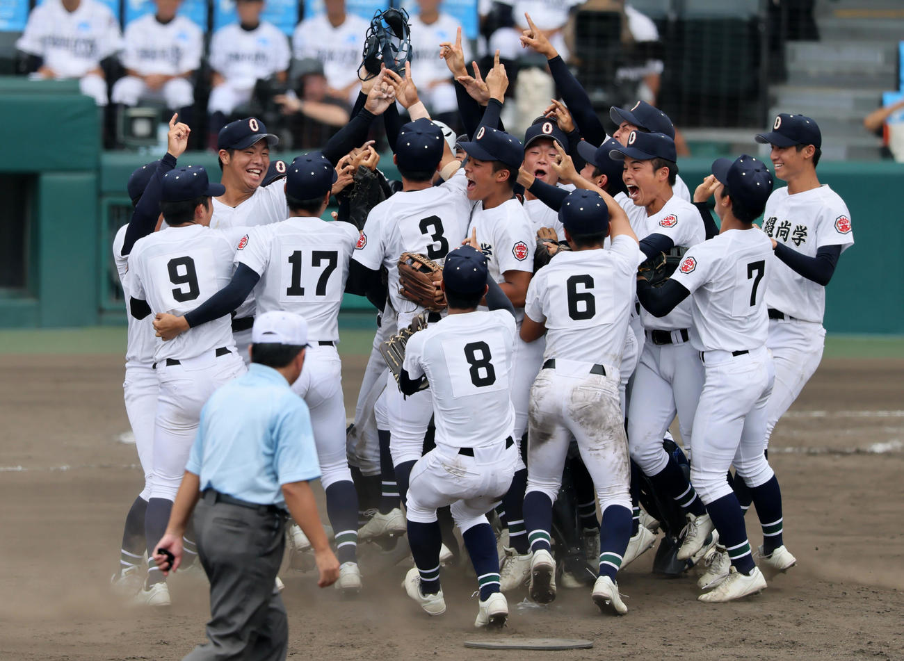 沖縄尚学対日大三　優勝を決めマウンドで喜ぶ沖縄尚学ナイン（撮影・加藤哉）