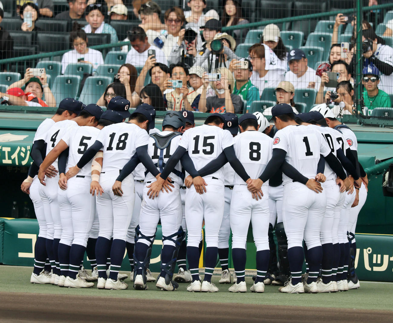 沖縄尚学対日大三　試合前の円陣を組む沖縄尚学ナイン（撮影・加藤哉）