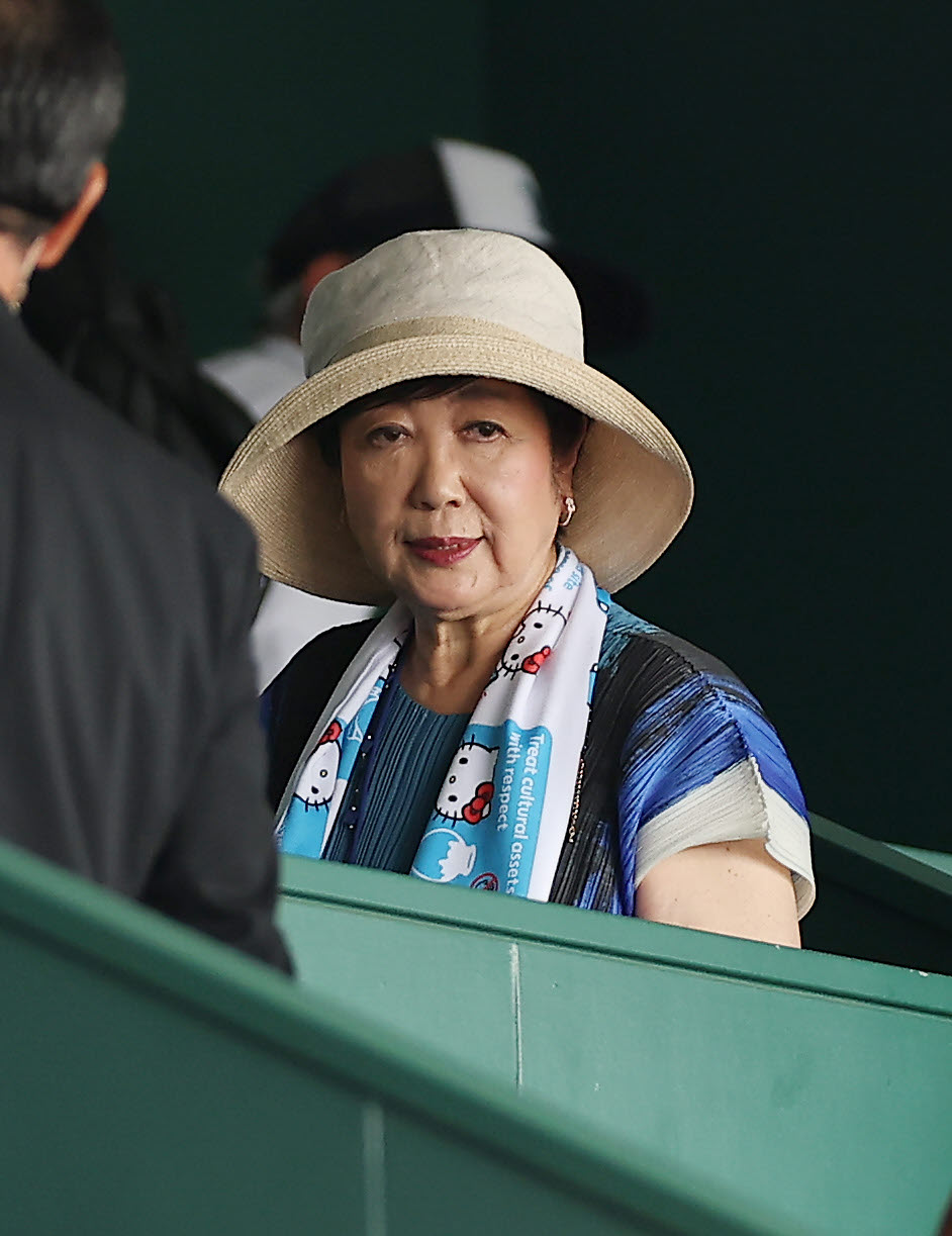 沖縄尚学対日大三　応援に訪れた東京都の小池百合子知事（撮影・前田充）