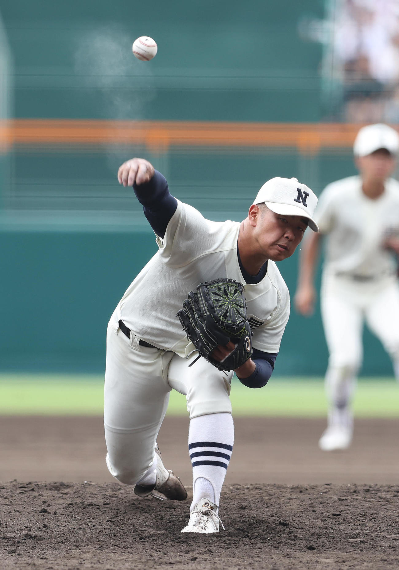 沖縄尚学対日大三　沖縄尚学戦に3番手で力投する日大三・近藤（撮影・白石智彦）
