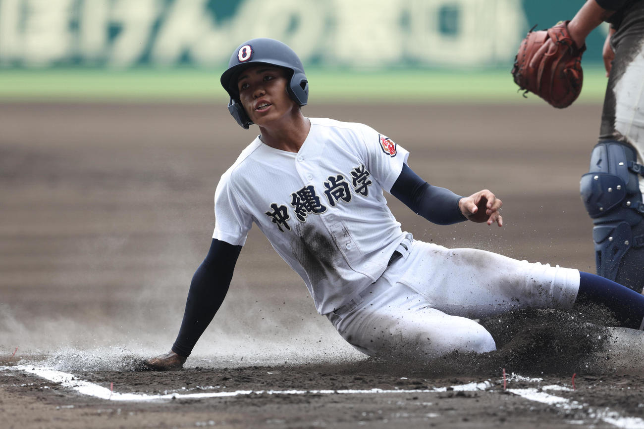 沖縄尚学対日大三　6回表沖縄尚学2死二塁、宜野座の左前適時打で生還する二走宮城（撮影・白石智彦）