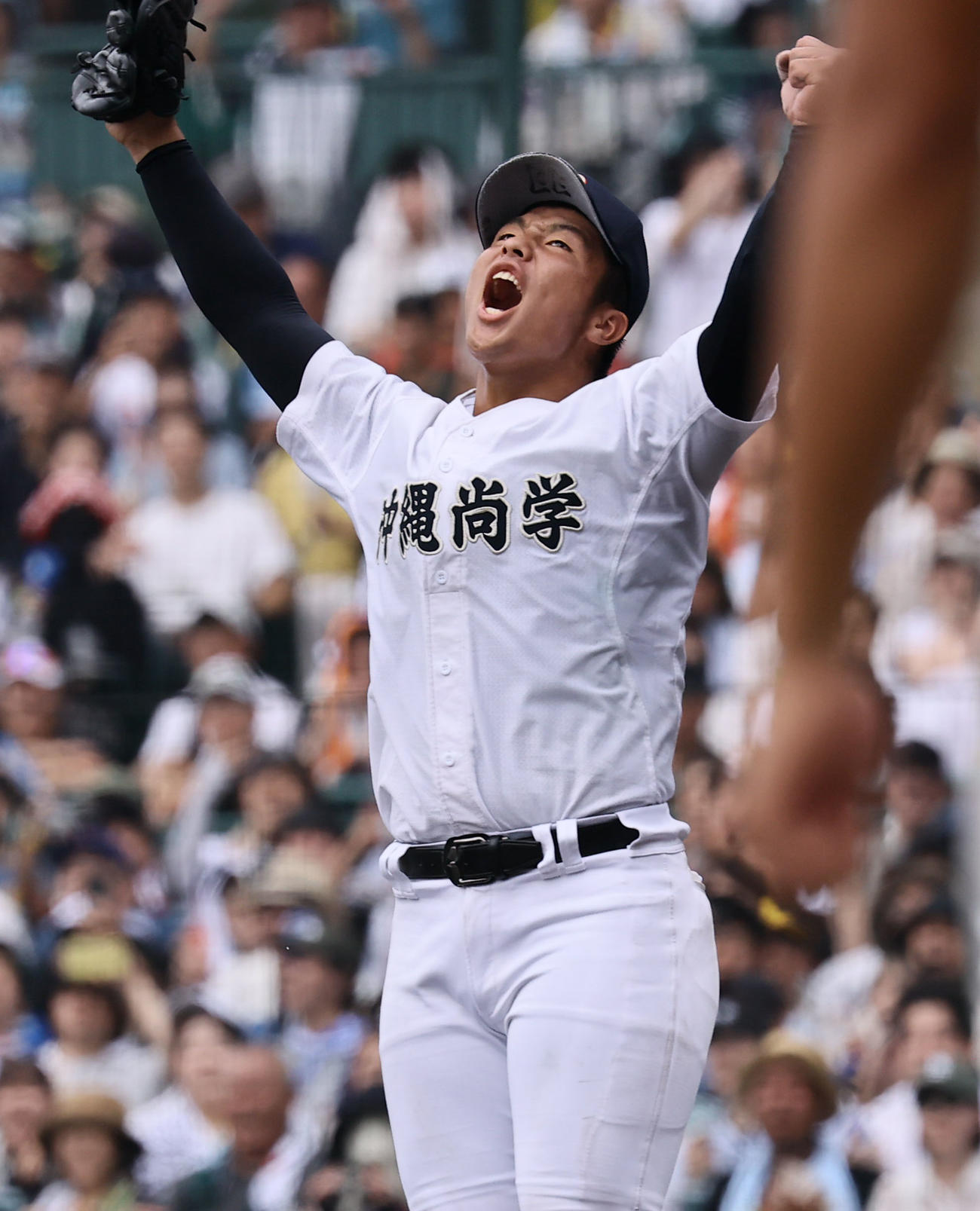 沖縄尚学対日大三　優勝を決め、ガッツポーズをする沖縄尚学・末吉（撮影・藤尾明華）