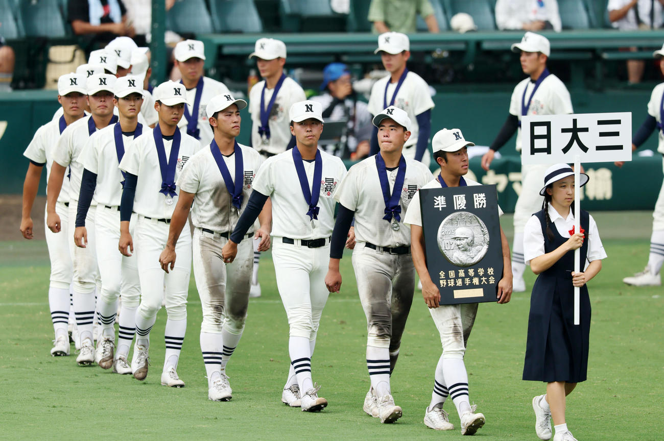 沖縄尚学対日大三　場内1周する準優勝の日大三ナイン（撮影・加藤哉）