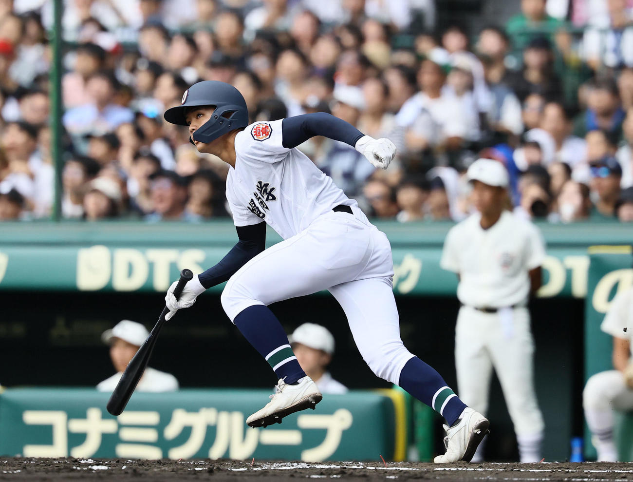 沖縄尚学対日大三　2回表沖縄尚学2死二塁、阿波根は左越えに同点適時二塁打を放つ（撮影・藤尾明華）