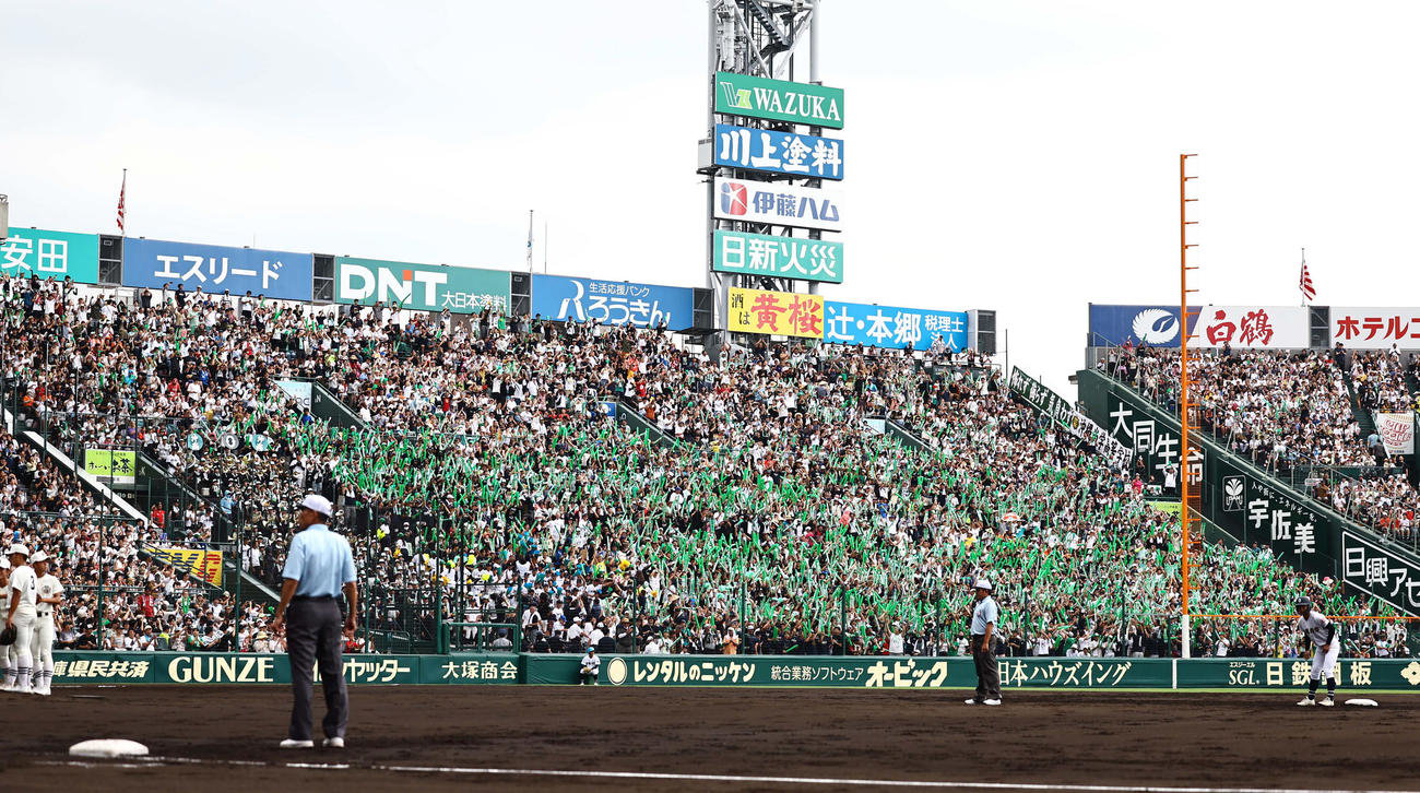 沖縄尚学対日大三　2回表沖縄尚学2死二塁、阿波根の同点適時二塁打で盛り上がる沖縄尚学応援団（撮影・上田博志）