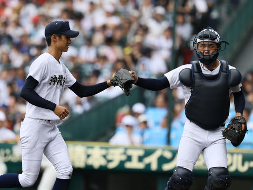沖縄尚学対日大三　6回を終えタッチを交わす沖縄尚学・新垣有（左）と宜野座（撮影・藤尾明華）