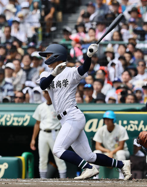 沖縄尚学対日大三　8回表沖縄尚学2死二塁、宜野座は中越えに適時二塁打を放つ（撮影・藤尾明華）