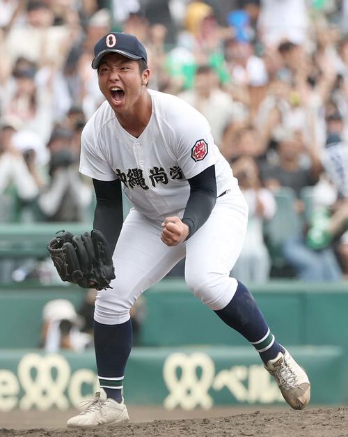 沖縄尚学対日大三　優勝を決めた沖縄尚学エース末吉は雄たけびを上げながらガッツポーズをする（撮影・上田博志）