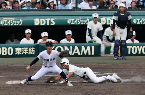 沖縄尚学対日大三　9回裏日大三1死一、二塁、代打永野は遊ゴロ併殺に倒れ試合終了。一塁手新垣瑞（撮影・加藤哉）