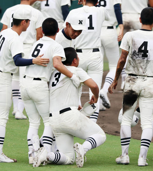 沖縄尚学対日大三　準優勝の日大三・田中諒はあいさつを終え号泣し、声をかける三木監督（撮影・加藤哉）