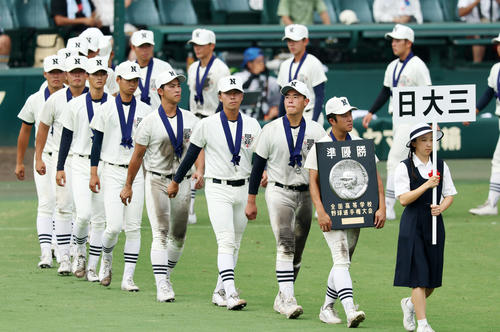沖縄尚学対日大三　場内1周する準優勝の日大三ナイン（撮影・加藤哉）