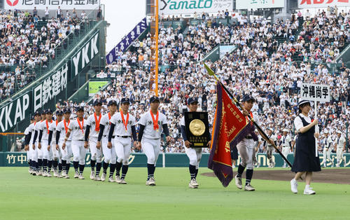 沖縄尚学対日大三　優勝旗を手に場内1周する沖縄尚学ナイン（撮影・藤尾明華）
