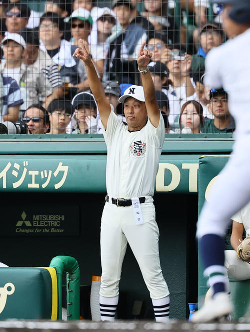 沖縄尚学対日大三　1回、指示を出す日大三・三木監督（撮影・藤尾明華）