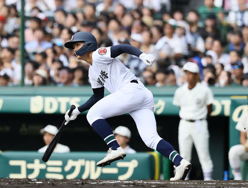 沖縄尚学対日大三　2回表沖縄尚学2死二塁、阿波根は左越えに同点適時二塁打を放つ（撮影・藤尾明華）