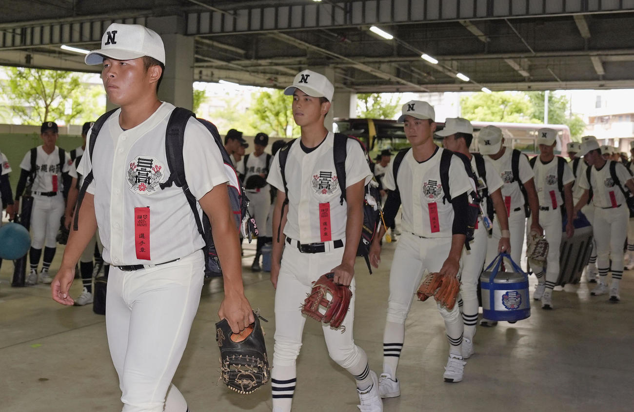 全国高校野球選手権大会決勝で球場入りする田中諒（左端）ら日大三ナイン（共同）