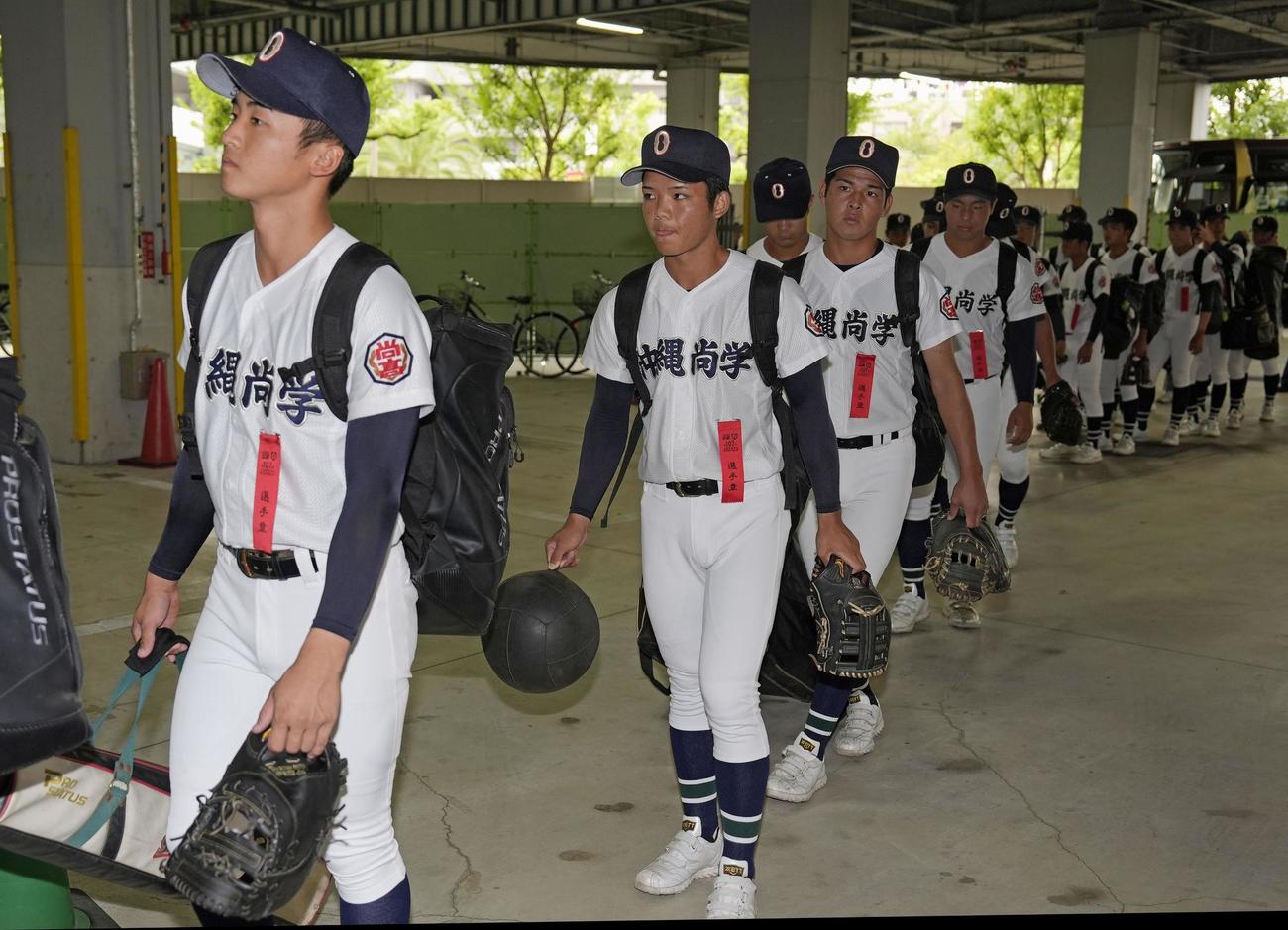 全国高校野球選手権大会決勝で球場入りする沖縄尚学ナイン（共同）