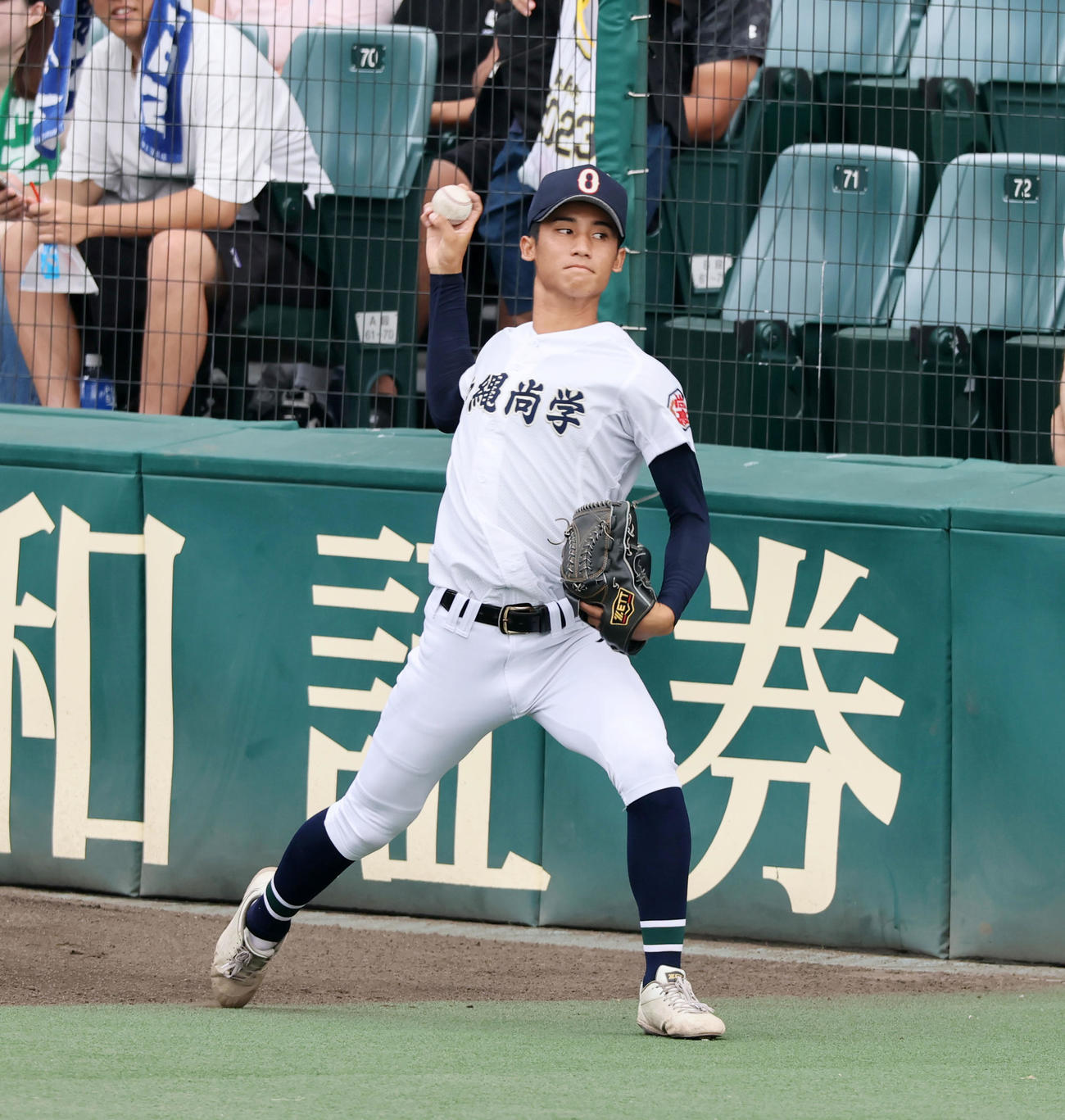 沖縄尚学対日大三　キャッチボールをはじめる沖縄尚学の新垣（撮影・加藤哉）