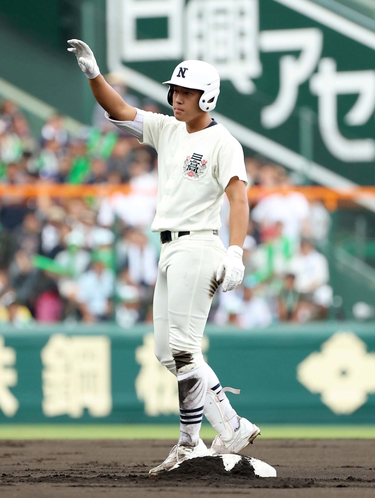 沖縄尚学対日大三　1回裏日大三1死二塁、本間は先制適時二塁打を放つ（撮影・上田博志）