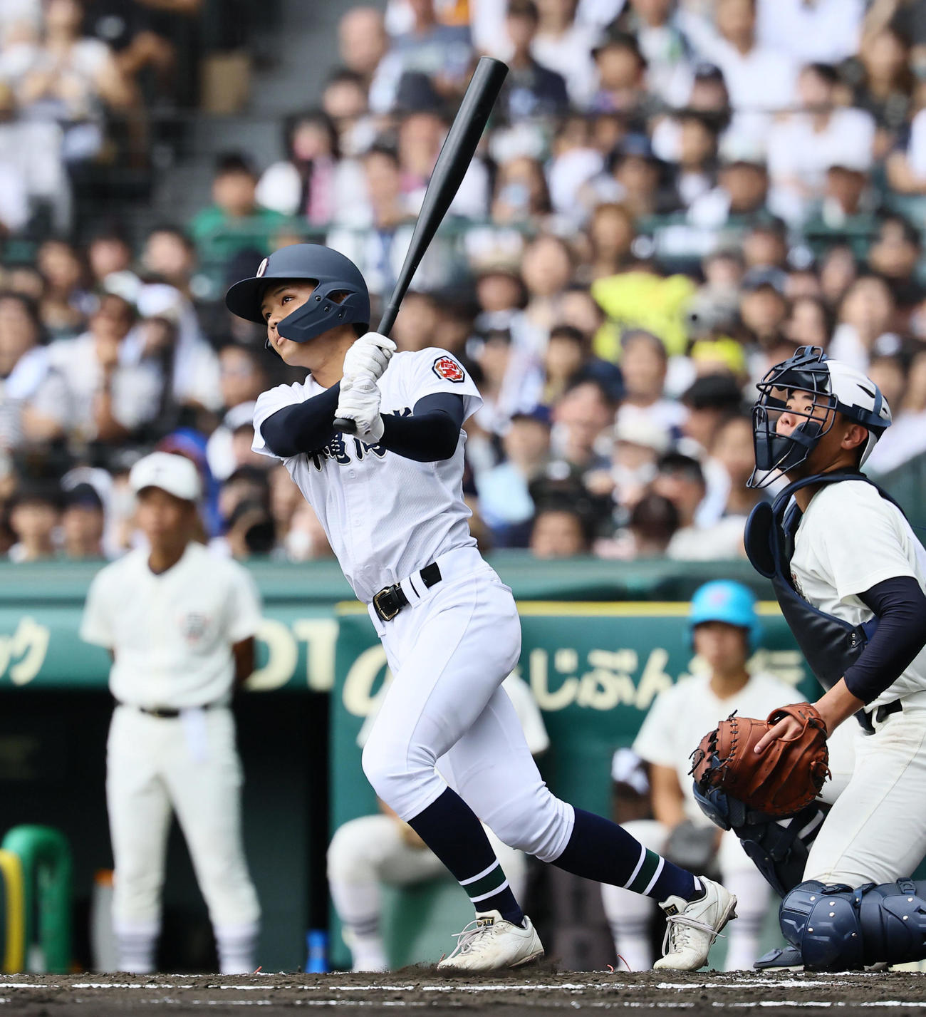 沖縄尚学対日大三　2回表沖縄尚学2死二塁、阿波根は左越えに同点適時二塁打を放つ（撮影・藤尾明華）