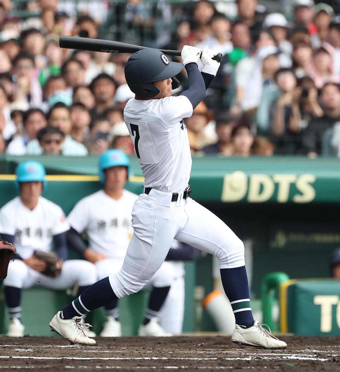 沖縄尚学対日大三　2回表沖縄尚学2死二塁、阿波根は同点適時二塁打を放つ（撮影・上田博志）