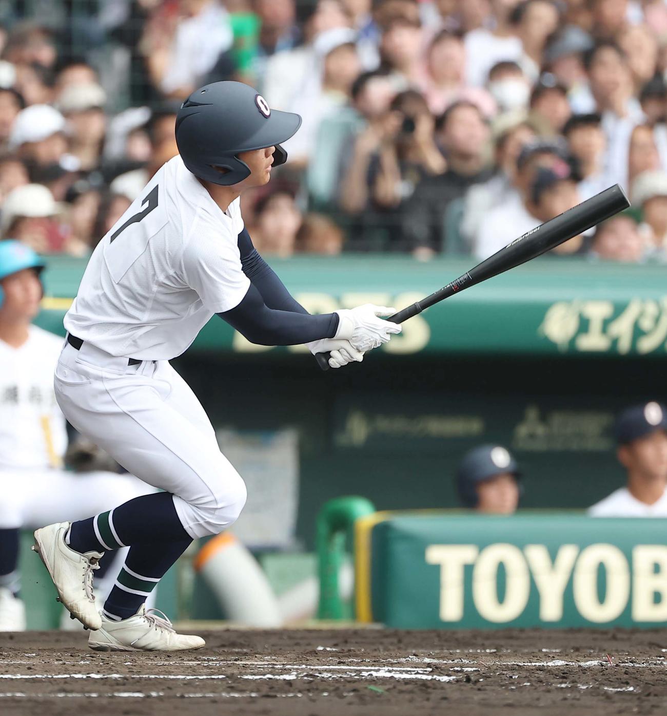 沖縄尚学対日大三　2回表沖縄尚学2死二塁、阿波根は同点適時二塁打を放つ（撮影・上田博志）