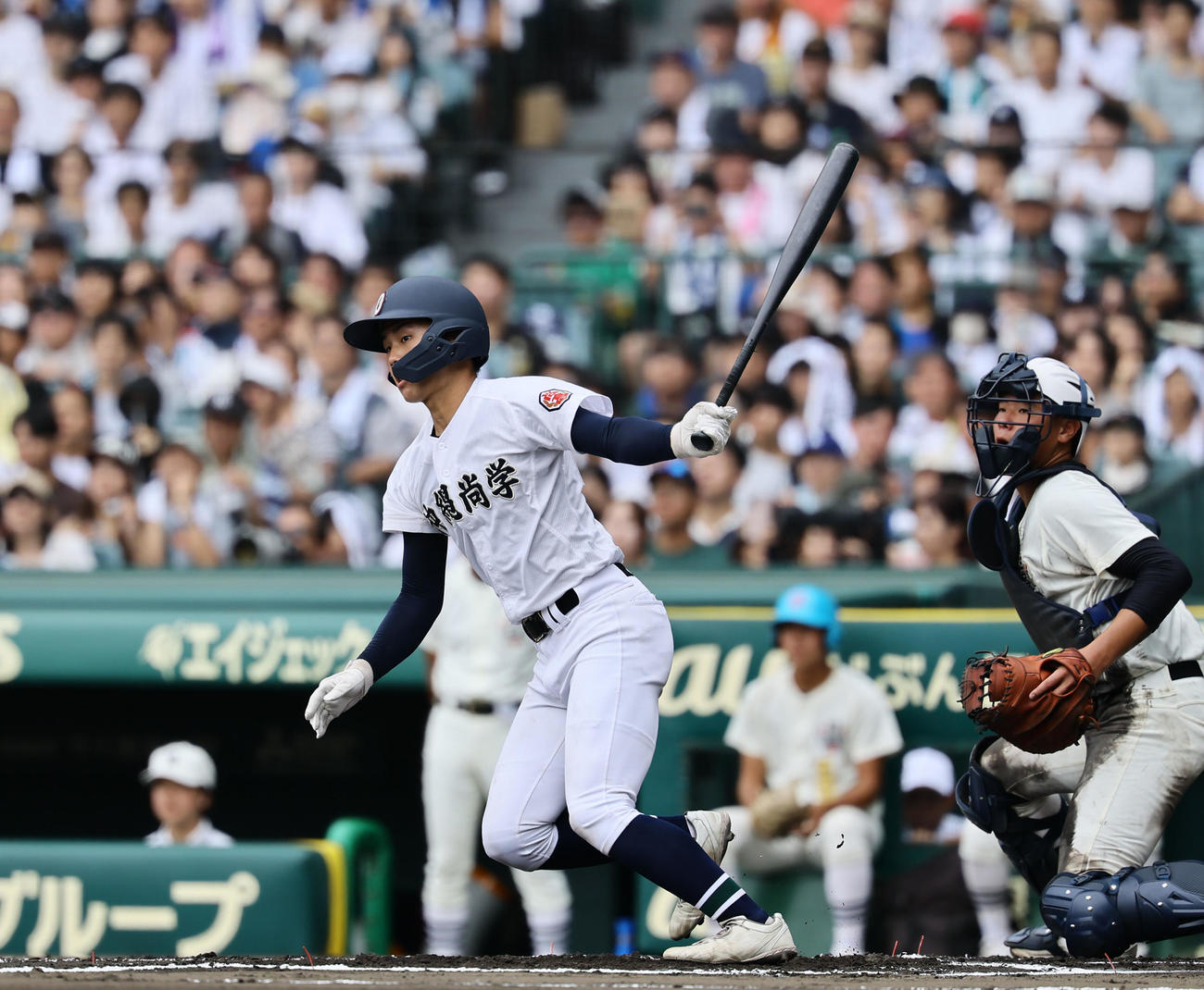 沖縄尚学対日大三　6回表沖縄尚学2死二塁、宜野座は左前に勝ち越しの適時打を放つ（撮影・藤尾明華）