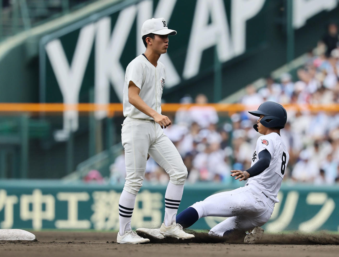 沖縄尚学対日大三　6回表沖縄尚学2死一塁、宜野座のとき二盗を決める宮城（撮影・藤尾明華）