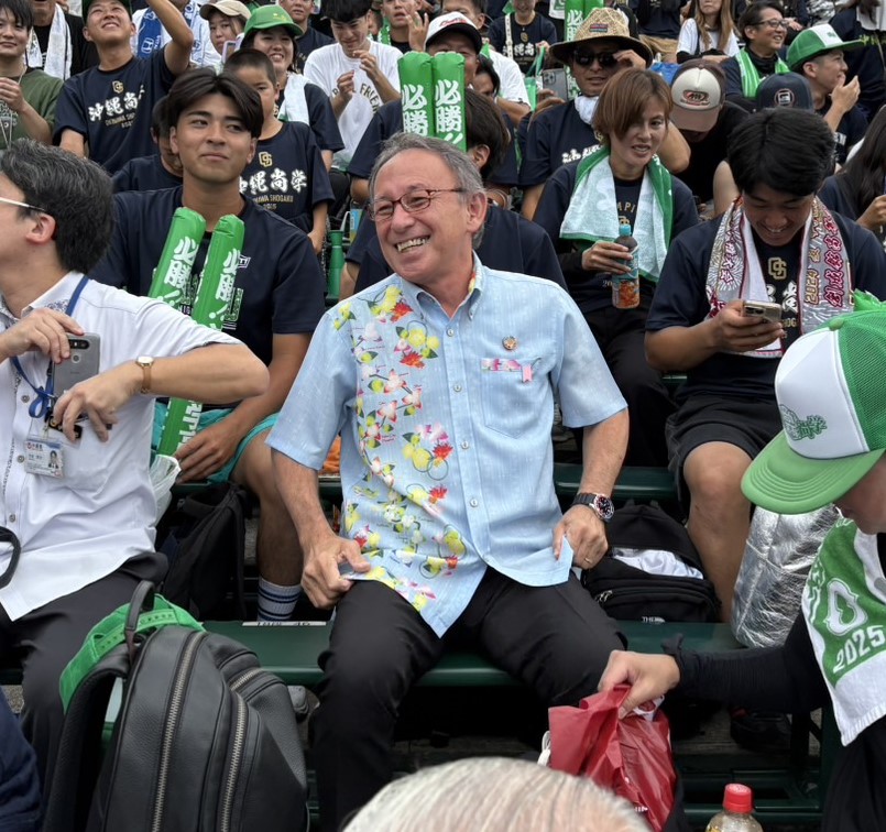日大三対沖縄尚学　沖縄尚学アルプスに玉城デニー沖縄県知事が駆けつけて笑顔を見せる（撮影・林亮佑）