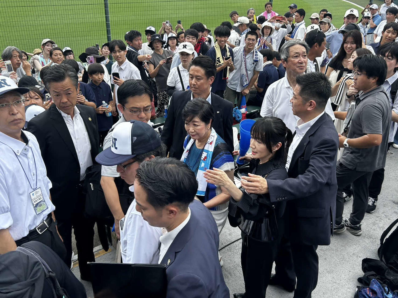 沖縄尚学－日大三　5回終了時に日大三の応援団が集まる一塁側アルプスに駆け付ける東京都の小池都知事（撮影・平山連）