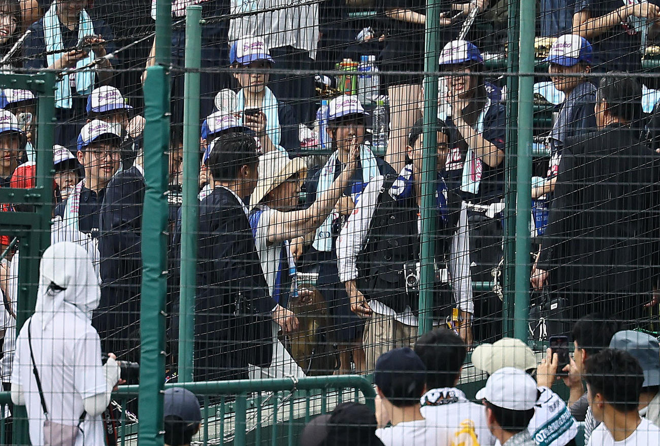 沖縄尚学対日大三　スタンドで観客に手を振る東京都の小池百合子知事（中央）（撮影・藤尾明華）