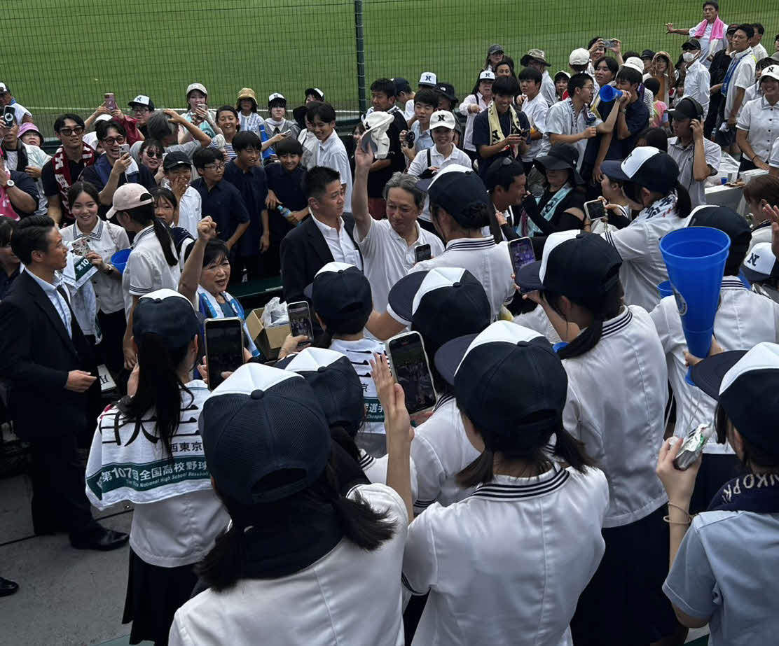 沖縄尚学－日大三　5回終了時に日大三の応援団が集まる一塁側アルプスに駆け付ける東京都の小池都知事（撮影・平山連）