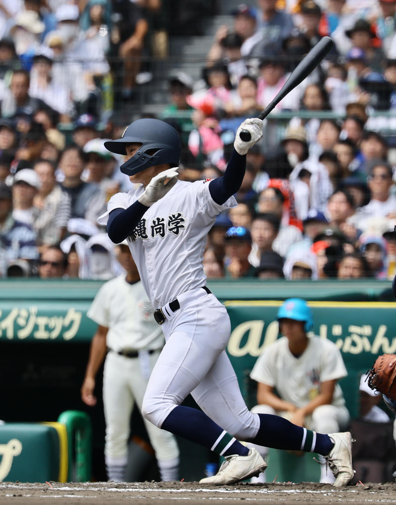 沖縄尚学対日大三　8回表沖縄尚学2死二塁、宜野座は中越えに適時二塁打を放つ（撮影・藤尾明華）