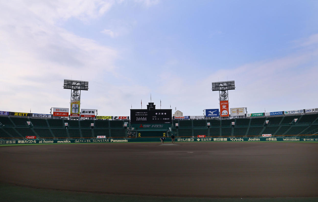 沖縄尚学対日大三　決勝戦の開始を待つ阪神甲子園球場（撮影・藤尾明華）