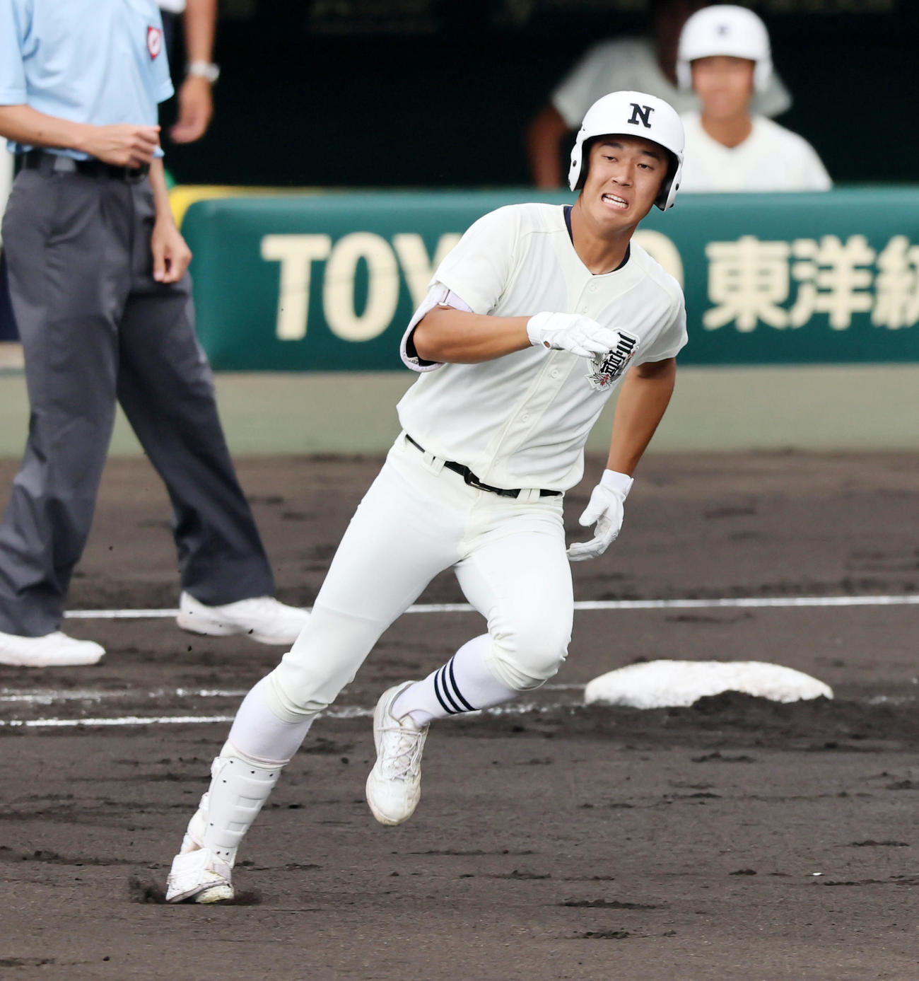 沖縄尚学対日大三　1回裏日大三1死二塁、本間は右越え適時二塁打を放つ（撮影・加藤哉）