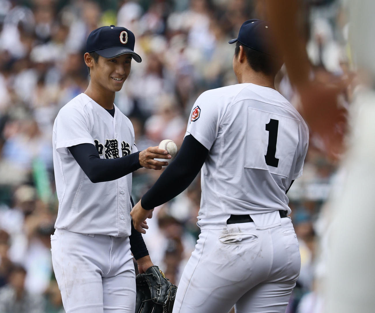 沖縄尚学対日大三　8回途中、末吉にボールを渡し降板する沖縄尚学・新垣有（撮影・藤尾明華）