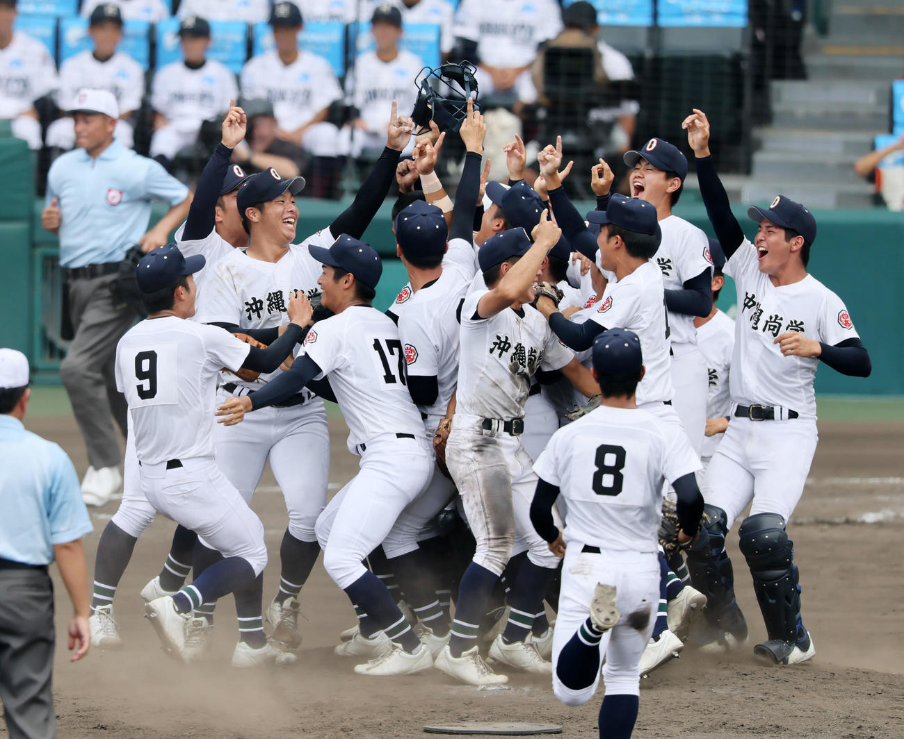沖縄尚学対日大三　優勝を決めマウンドで喜ぶ沖縄尚学の末吉（左から3人目）らナイン（撮影・加藤哉）