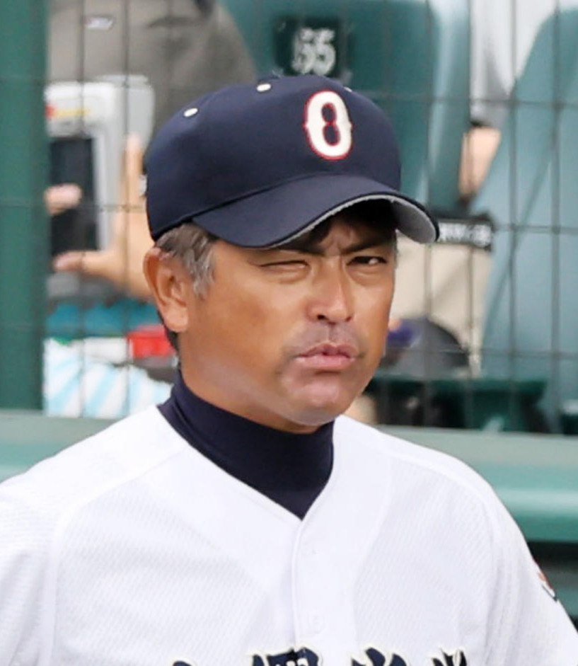 沖縄尚学対日大三　ナインの動きを見る沖縄尚学の比嘉監督（撮影・加藤哉）