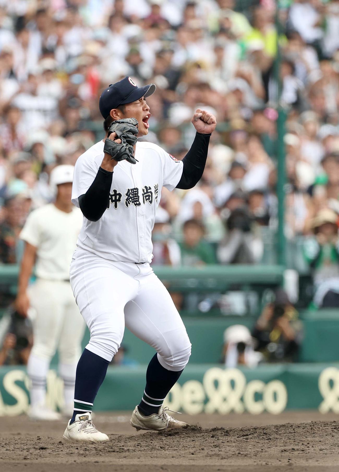 沖縄尚学対日大三　優勝を決めた沖縄尚学エース末吉は雄たけびを上げながらガッツポーズをする（撮影・上田博志）